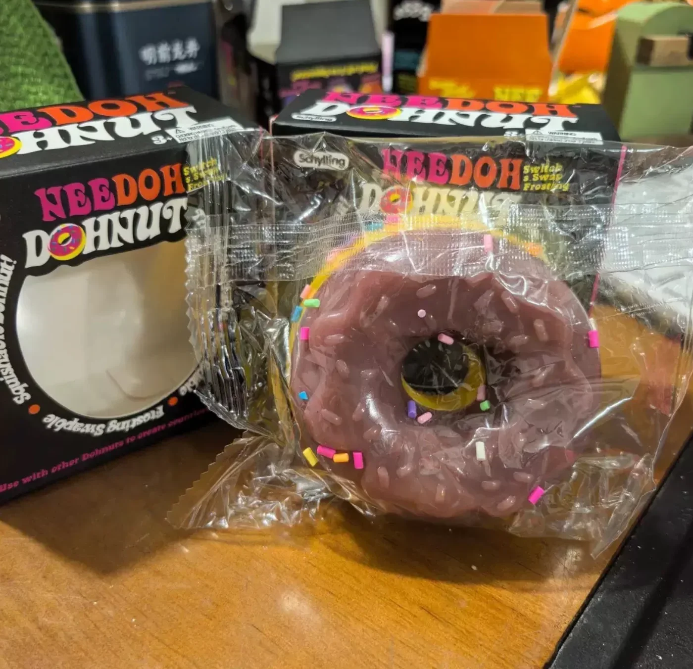 Needoh Dippin Dazzler Ei-Donut Stressabbau-Squishy-Würfel – Anti-Angst-Quetschspielzeug für Konzentration, ADHS-Unterstützung, Geschenke für Menschen mit besonderen Bedürfnissen. – Detail 4