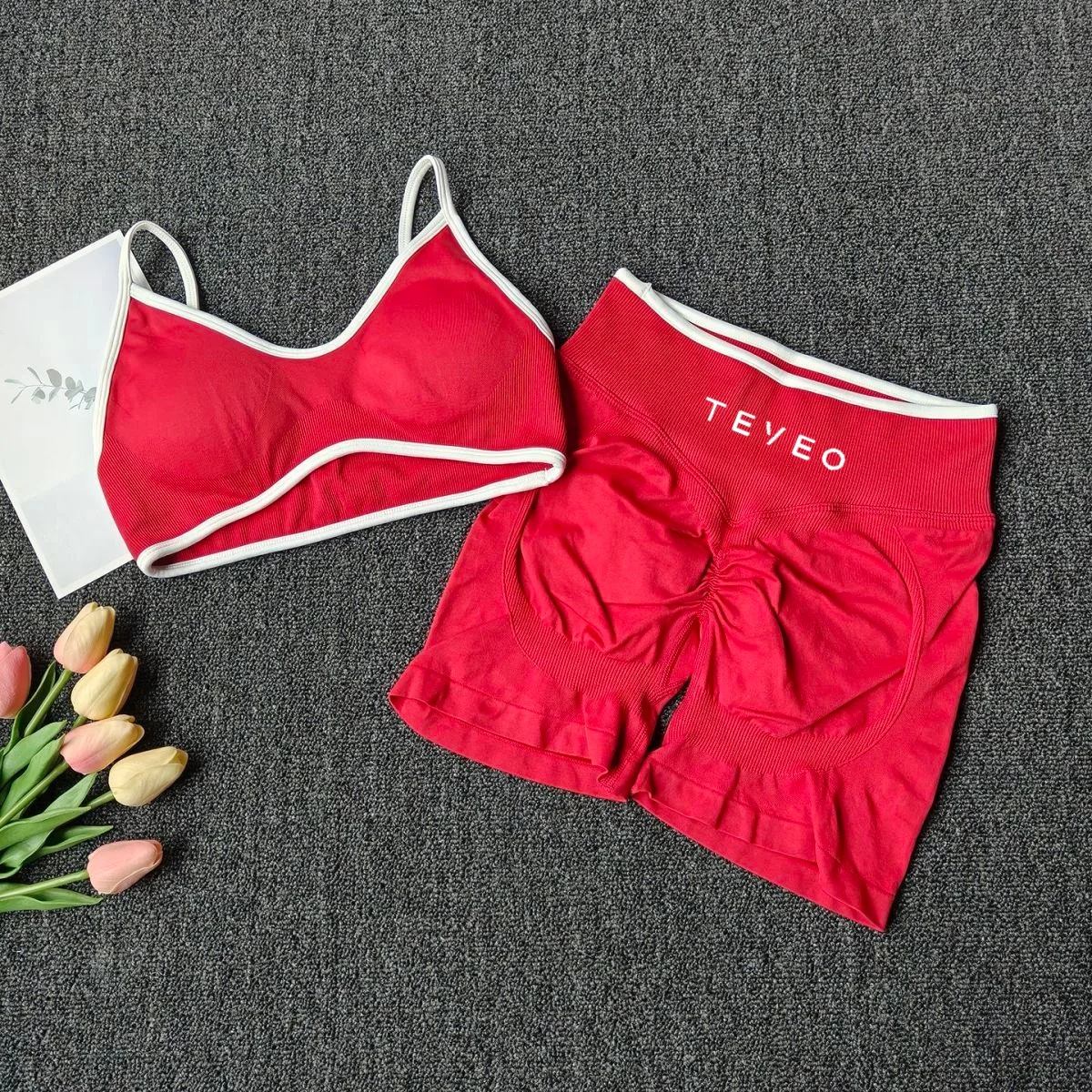 TEVEO 2 قطعة السراويل اليوغا الرياضية النسائية اللياقة البدنية الدراجات السراويل الرياضية المرنة إشعال نحت Scrunch قصيرة اليوغا الصدرية مجموعة طماق