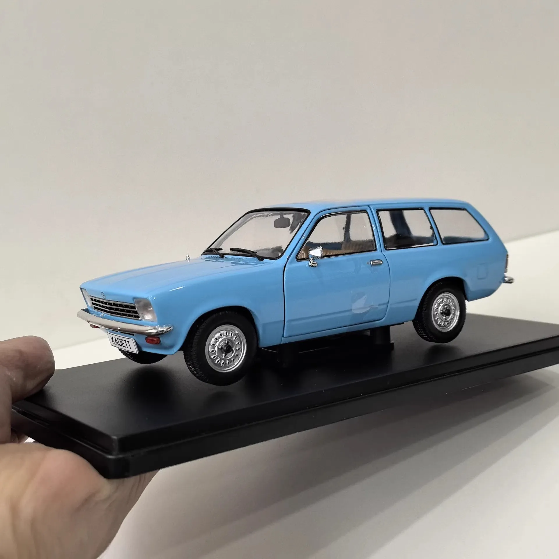Diecast WHITEBOX 1/24 Scale OPEL KADETT C CARAVAN Alloy Car Model view 3