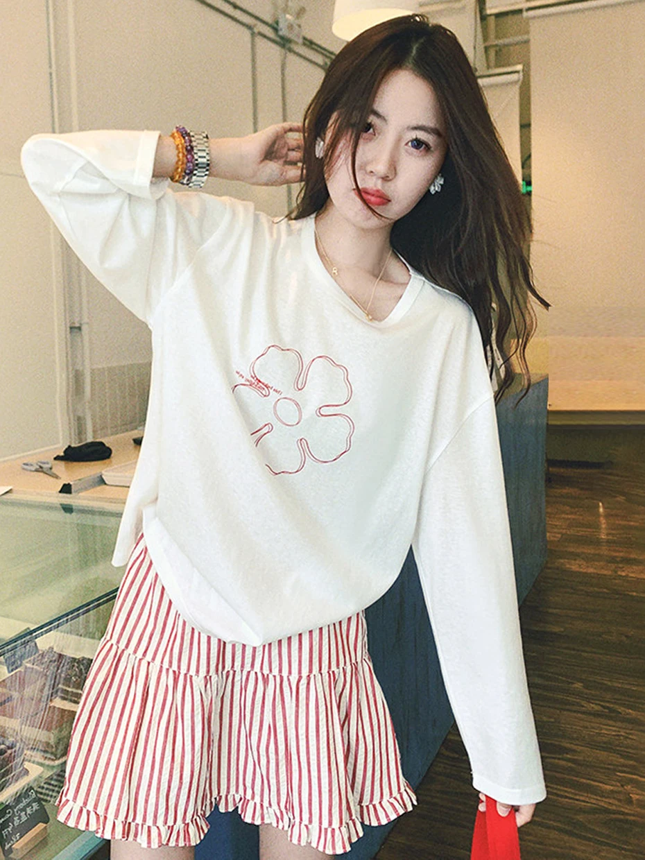 

Корейский стиль: комплект из двух предметов – футболка с длинным рукавом с цветочным принтом и женская юбка-полусолнце в полоску, летний свободный комплект с защитой от солнца