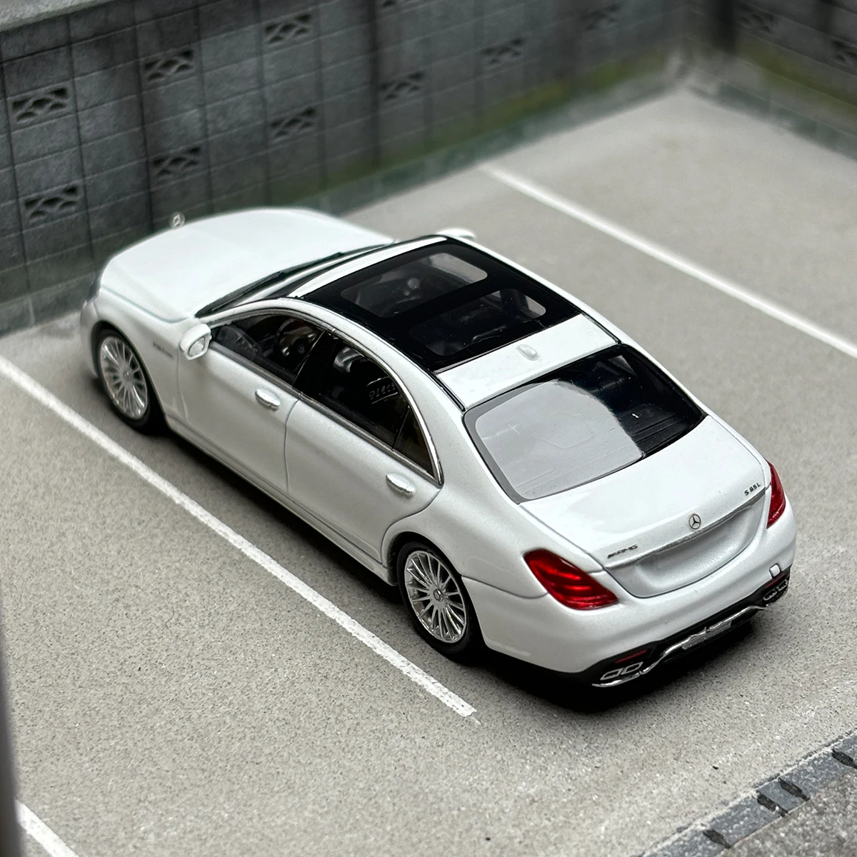 King 1:64 Scale Diecast Alloy Mercedes Benz S65 AMG W222 Toys Cars Model Classics Nostalgia Adult Gifts Souvenir Static Display