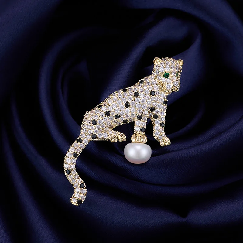 

Classic Rhinestone Leopard Brooches Men's Animal Pins Casual Pearl Party Accessories Gifts Wild-Style Women Coat Pin Decoration