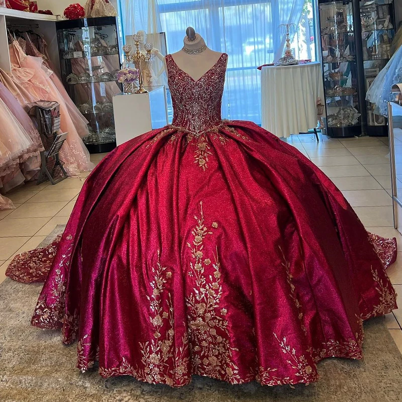 

Burgundy Shiny V-Neck Quinceanera Dresses Pocket Sequins Applique Lace Beads Sweet 16 Dress Vestido De 15 Anos Ball Prom Gowns