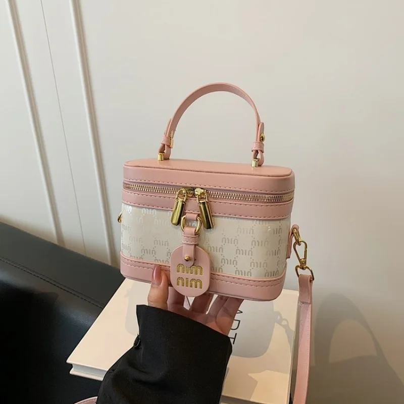 

Retro Vintage Style Clutch Bag For Ladies With Ornate Frame Closure And Luxurious Leather Exterior