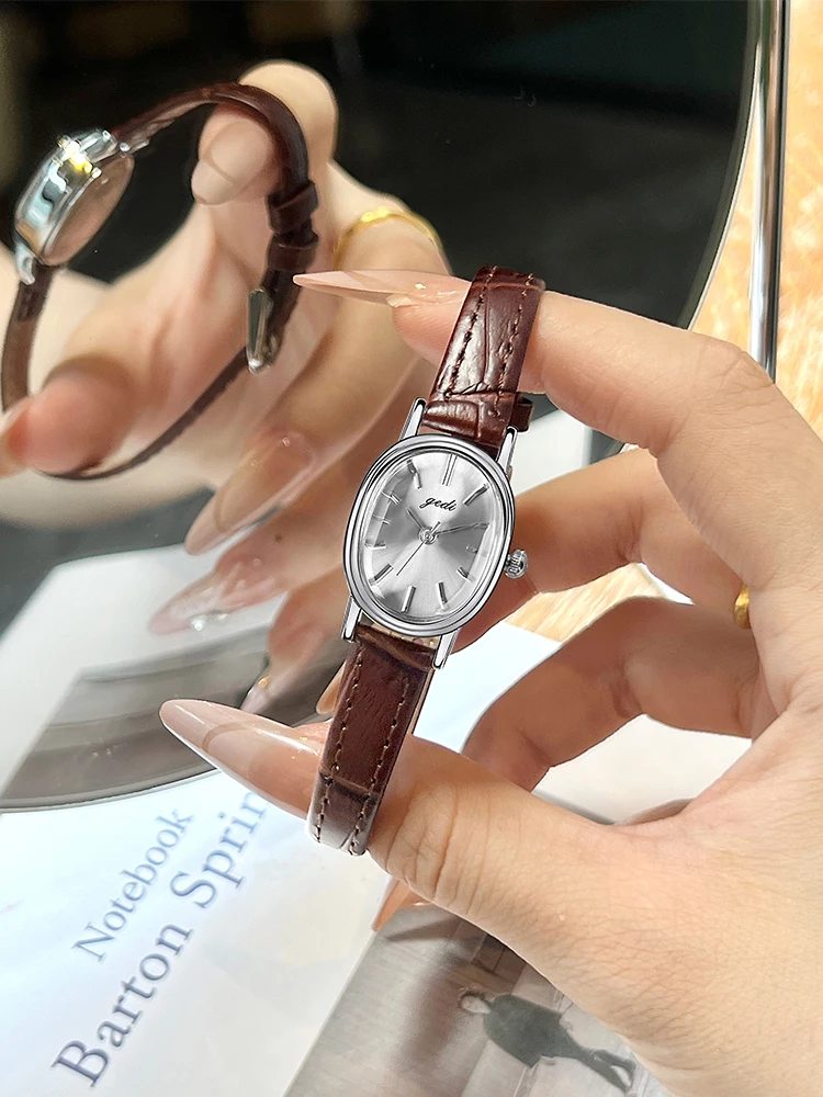 ساعة يد نسائية أنيقة، ساعة يد نسائية صغيرة ورائعة مع قرص قديم، ساعة يد فريدة من نوعها، إكسسوار نسائي. #3