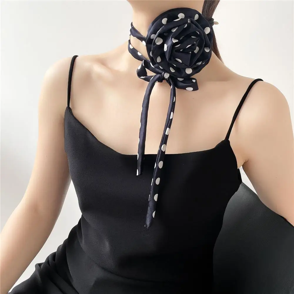 สร้อยคอลายจุดที่สง่างามสำหรับผู้หญิงผ้าพันคอพิมพ์ลายเสือดาวดอกกุหลาบประดับคอผ้าไหมเทียมสำหรับผู้หญิง