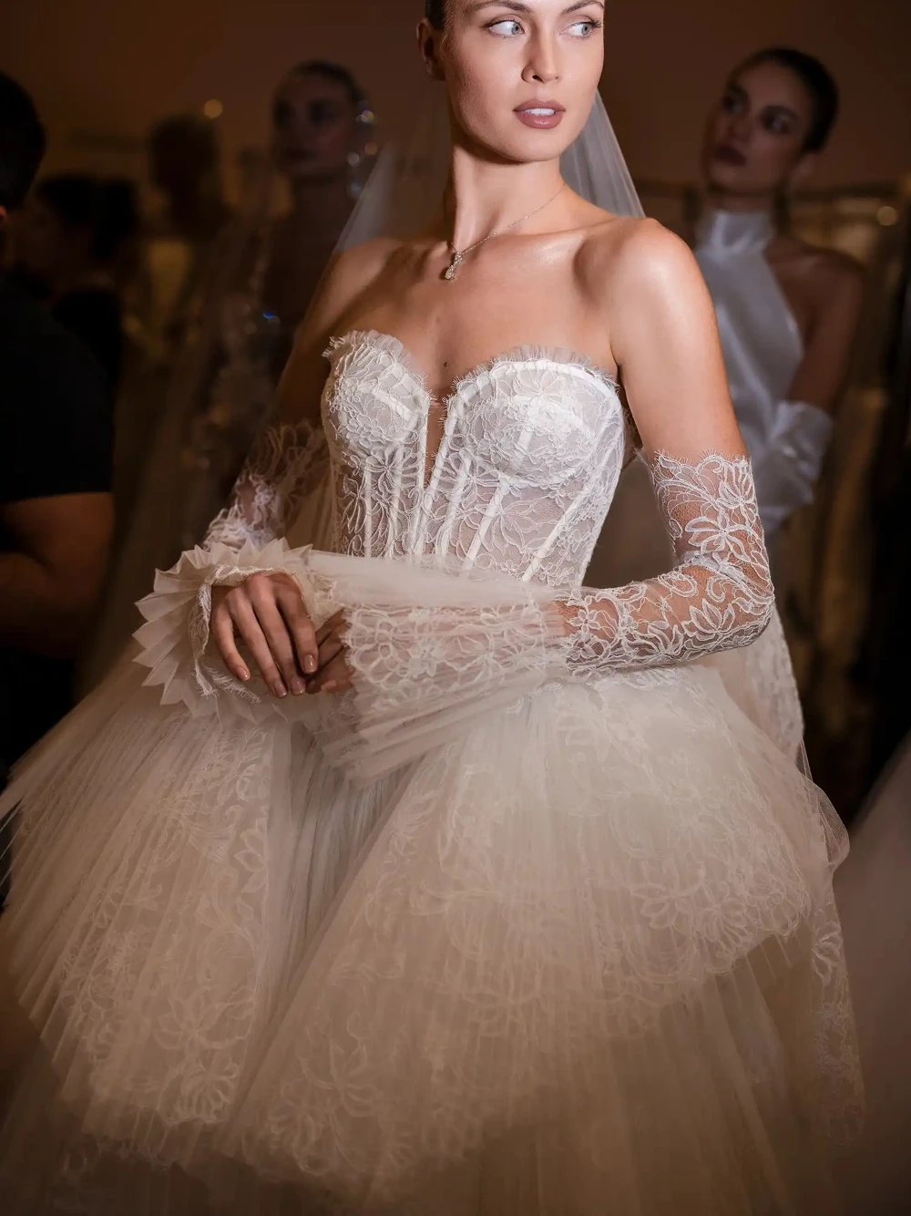 Luxury Runway Style Ball Gown Wedding Dress Sweetheart Neckline Lace Corset Layered Tulle Bridal Gown With Detachable Sleeves