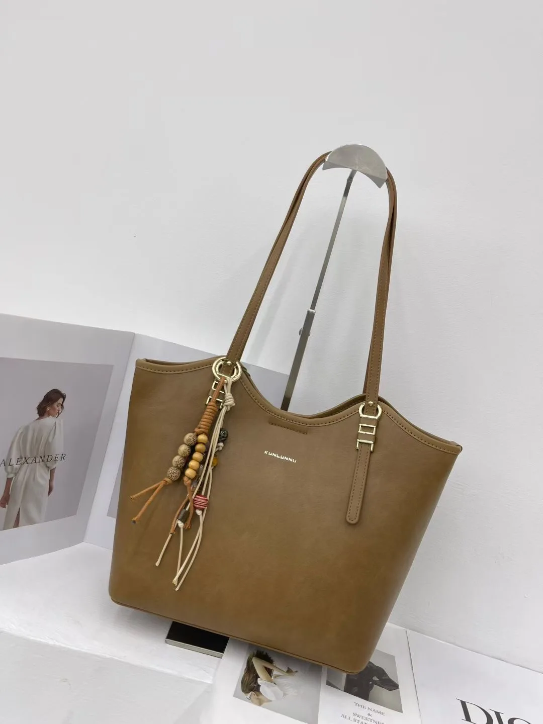 2025-nouveau-sac-a-main-en-cuir-de-vache-tanne-unique-oulder-banlieue-sac-fourre-tout-retro-sli-sac-a-la-mode-americain-retro-sle-chaine-en-metal