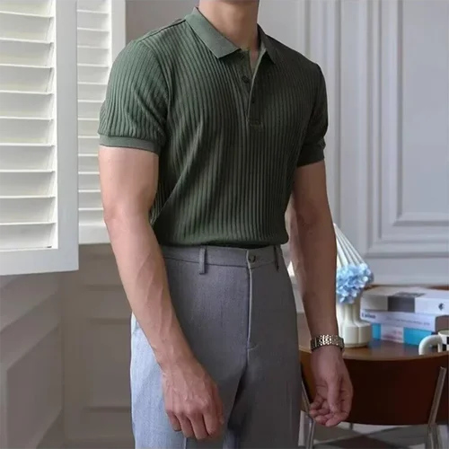 Imagen 2 del producto Polos de punto a rayas verticales para hombre, novedad de verano, camisetas Polo ajustadas de Color sólido transpirables con cuello vuelto, Polos de manga corta de negocios