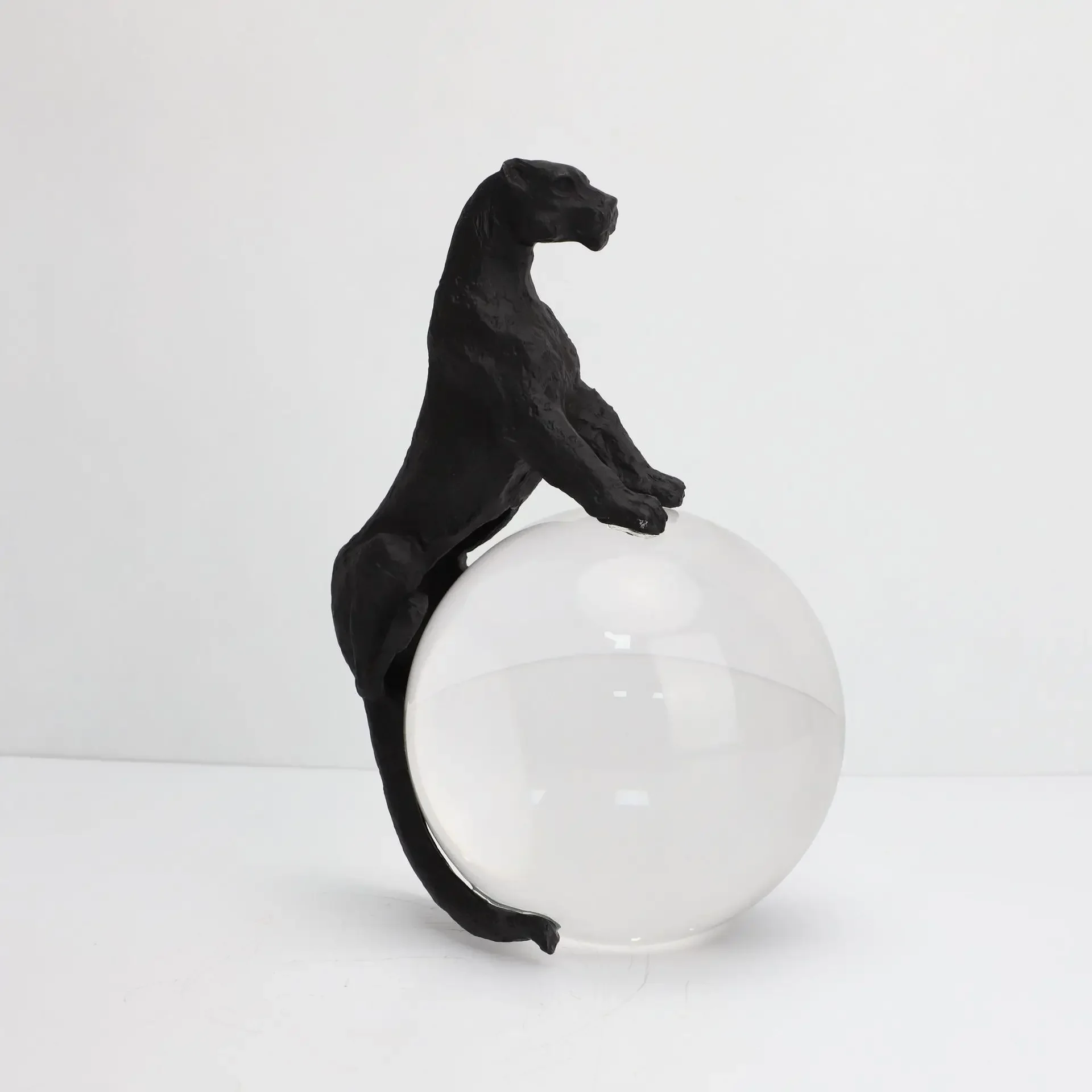 

Creative Crystal Ball Panther Cheetah Leopard Metal Animal Sculptures Glass Decorative Figurines Home Decoration Accessories