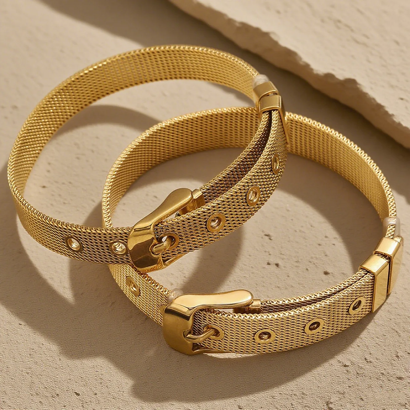 pulseira-de-malha-banhada-a-ouro-18k-feminina-a-prova-d'Agua-ajustavel-em-aco-inoxidavel-com-fivela-estilo-moderno-e-elegante