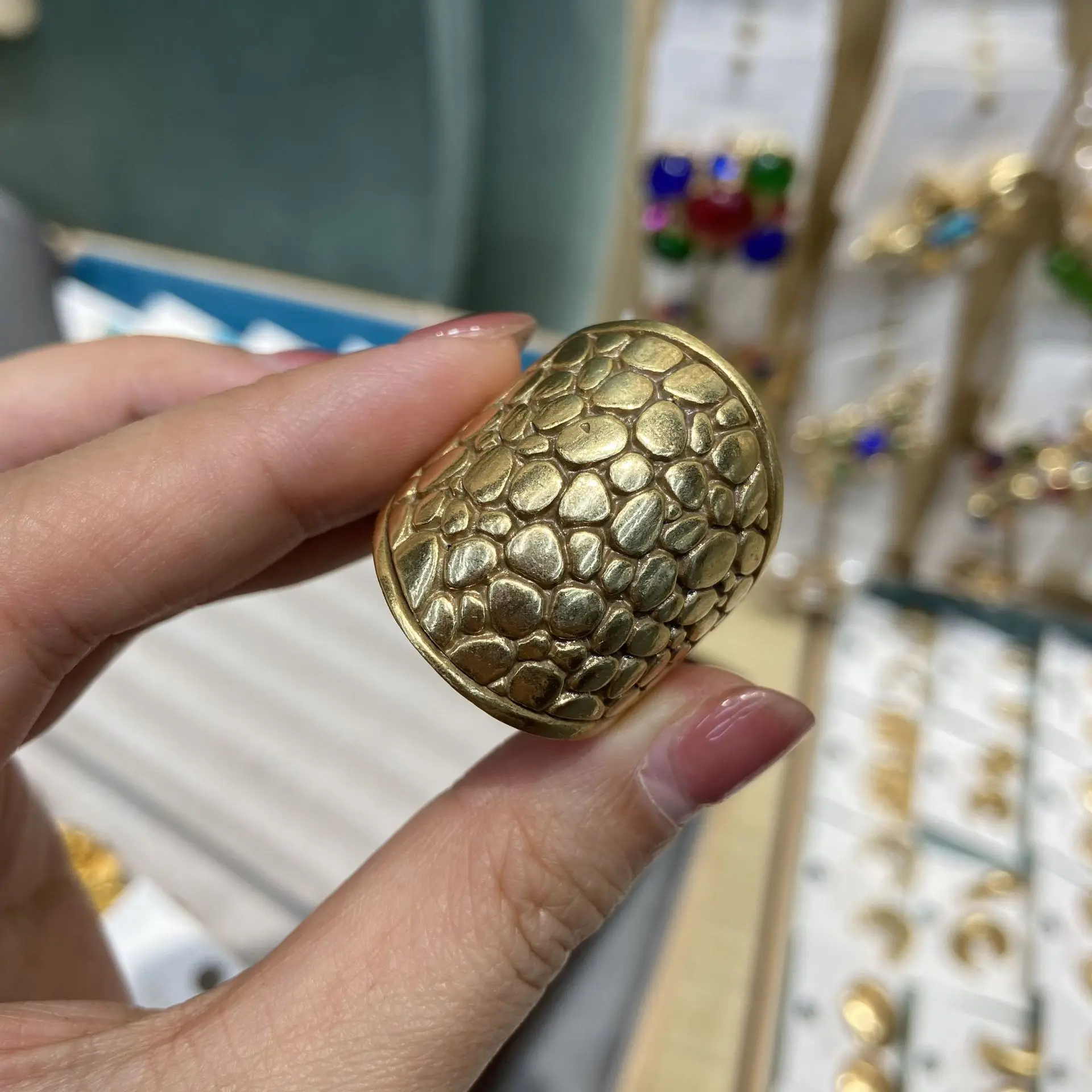 

Bump Mottled Skin Texture Big Ring for Women Luxury Exaggerate Snakeskin Finger Ring Vintage Gold Made Old Craft Jewelry Gift