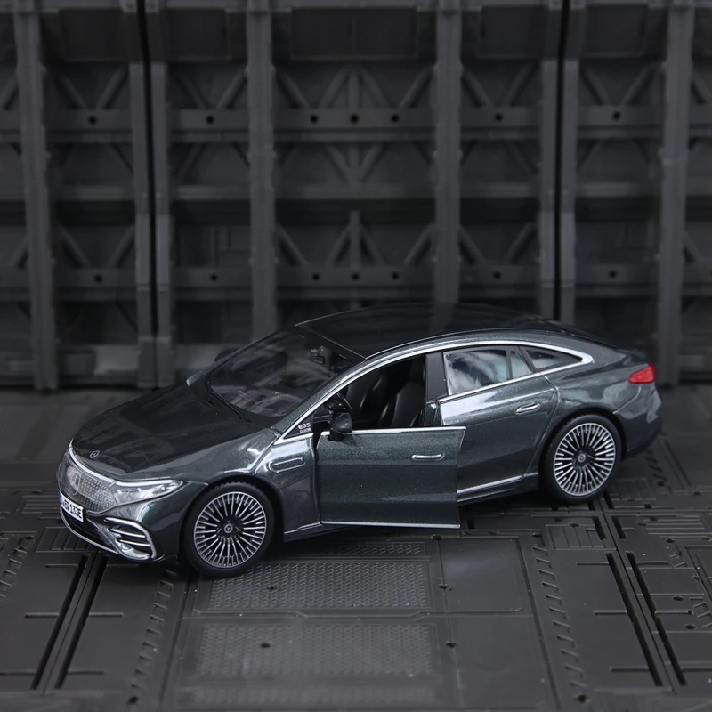 Modellino auto in lega Mercedes Benz EQS Maisto 1:24, decorazione da collezione, le porte possono essere aperte, ricco di dettagli