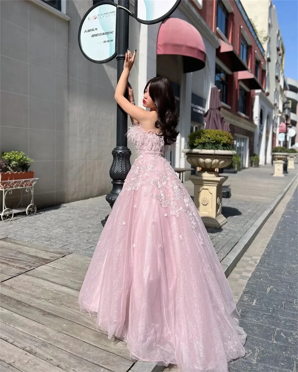 Vestido de baile rosa pálido con encaje bordado, vestido de fiesta de pelo de avestruz, hombros descubiertos