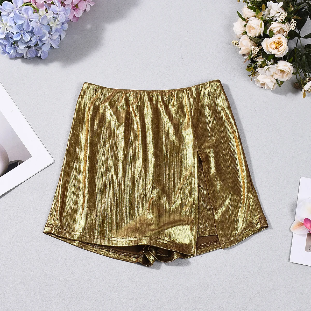 

2026 Весенняя новая тонкая индивидуальная металлическая юбка золотого цвета с шортами