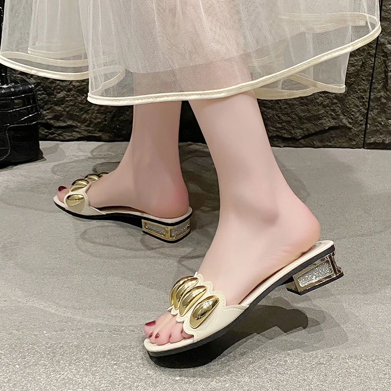 صنادل متوسطة الكعب صيفية جديدة برأس مربع وفم ضحل وإبزيم معدني ونعل ناعم ومضاد للانزلاق ومقاوم للاهتراء