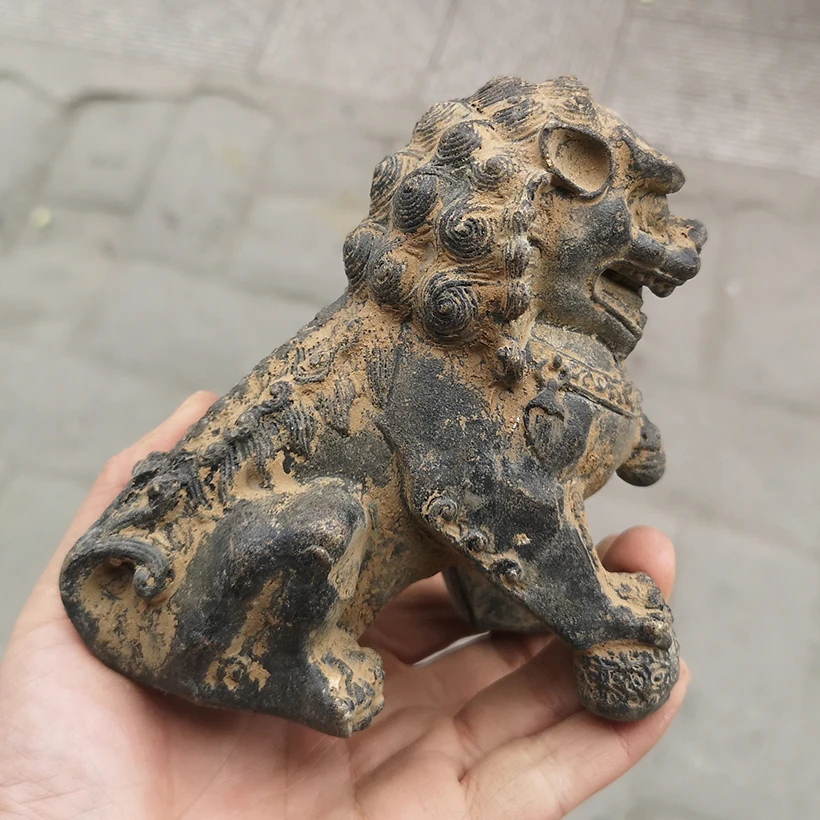 Collection of pure copper bells, lion ornaments, old objects