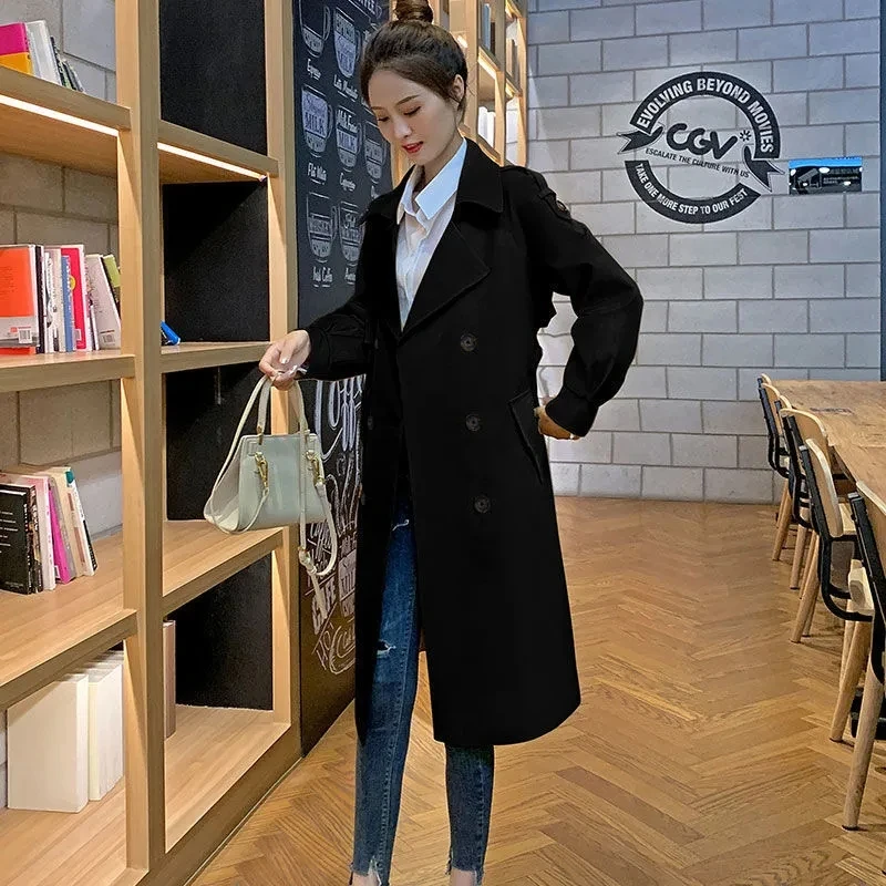 Cortavientos de doble botonadura para mujer, abrigo por encima de la rodilla con temperamento de gama alta Popular de otoño, gabardina con cinturón, 2025