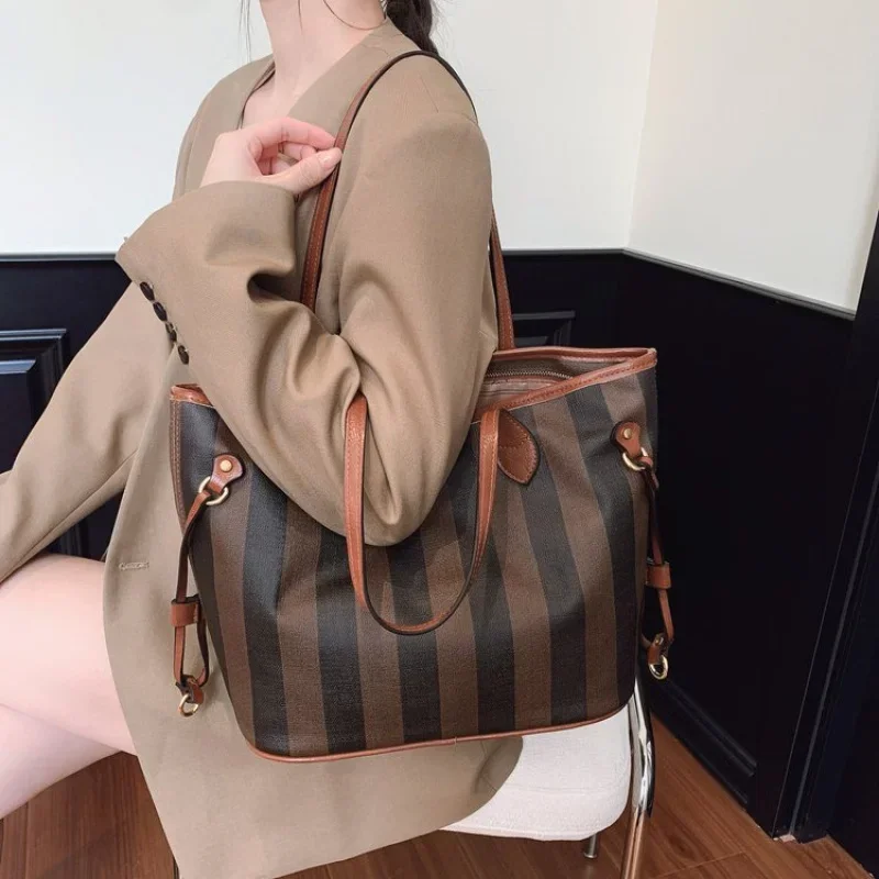 

Elegant Minimalist Crossbody Handbag For Women With Vintage Fashionable Trendy Design And Letter Logo