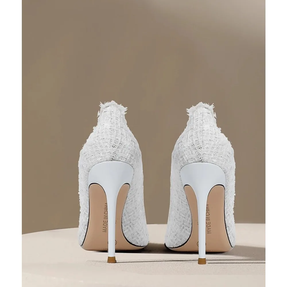حذاء بكعب عالٍ أبيض 2025 بمقدمة مدببة مع إبزيم كريستالي للنساء