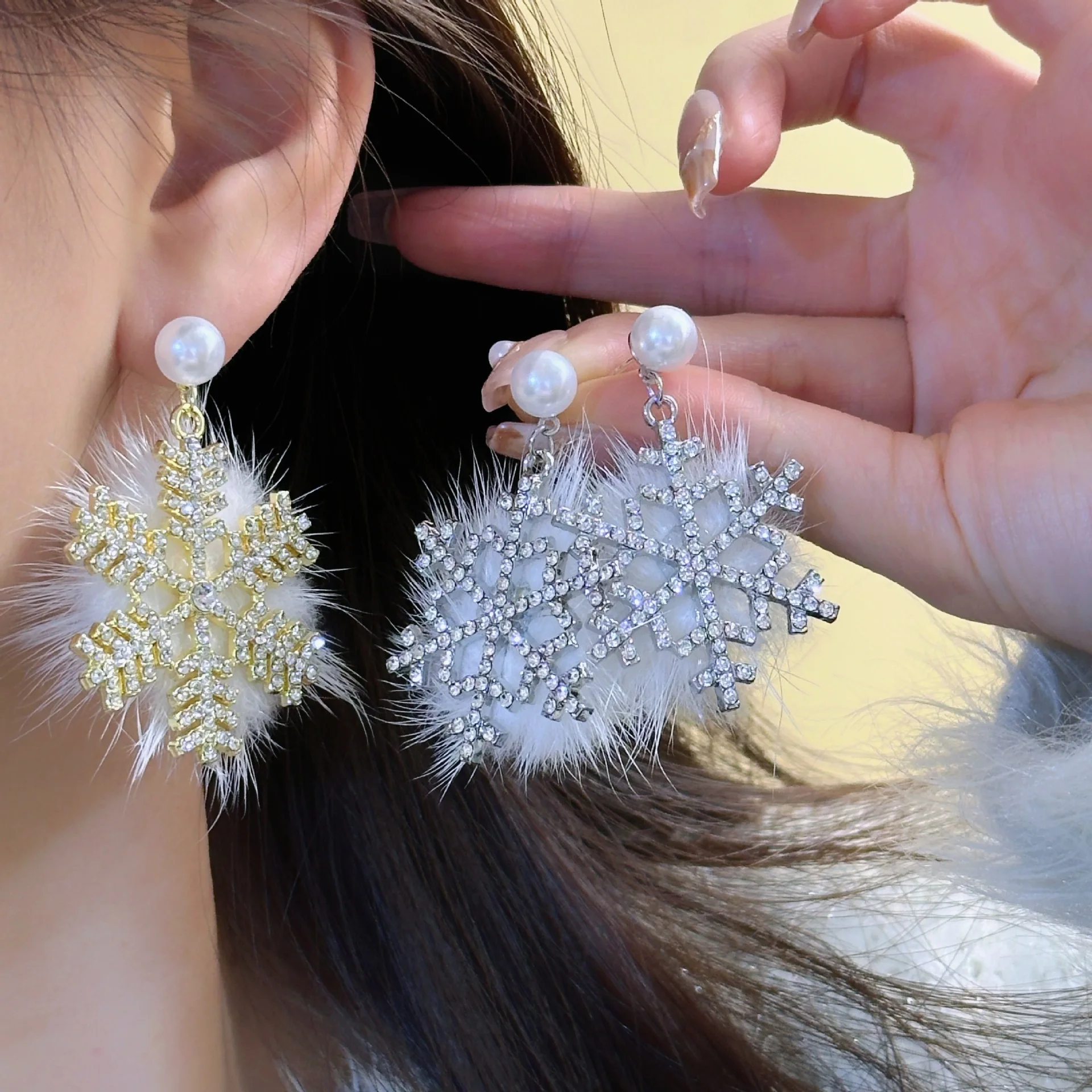 

The new flashy fluffy snowflake earrings Dangle Earrings Elegant Winter Pearl Snowflake Ear Cuff Christmas Plush Earrings Women