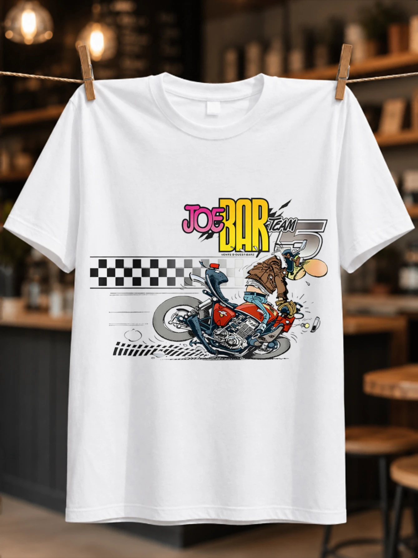 Camiseta unisex divertida con diseño de motociclista de dibujos animados del equipo Joe Bar Team 5, con franja a cuadros y tipografía de carreras.