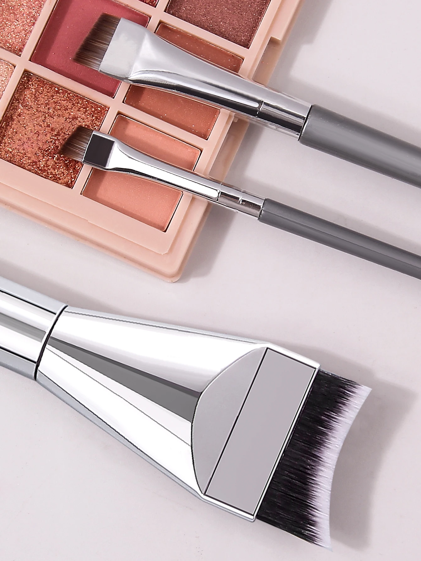 Pędzel do podkładu w kształcie łuku, ultracienki, z płaską główką, pędzel do podkładu w płynie i maski z dwoma pędzelkami do eyelinera z ostrzem pod kątem.