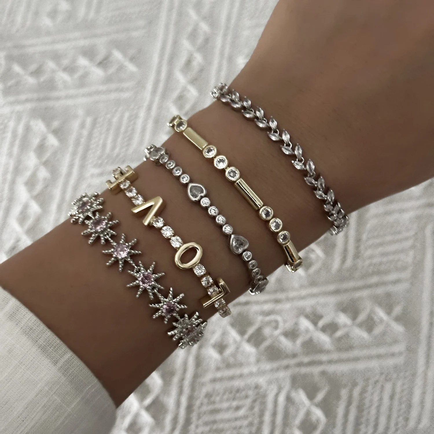 Exquisite Herz-CZ-Tennisarmbänder für Damen, mikropavébesetzt mit 5A Zirkonia, Blätter-Kettenarmbänder, Charms, stapelbarer Schmuck, Geschenke – Detail 2