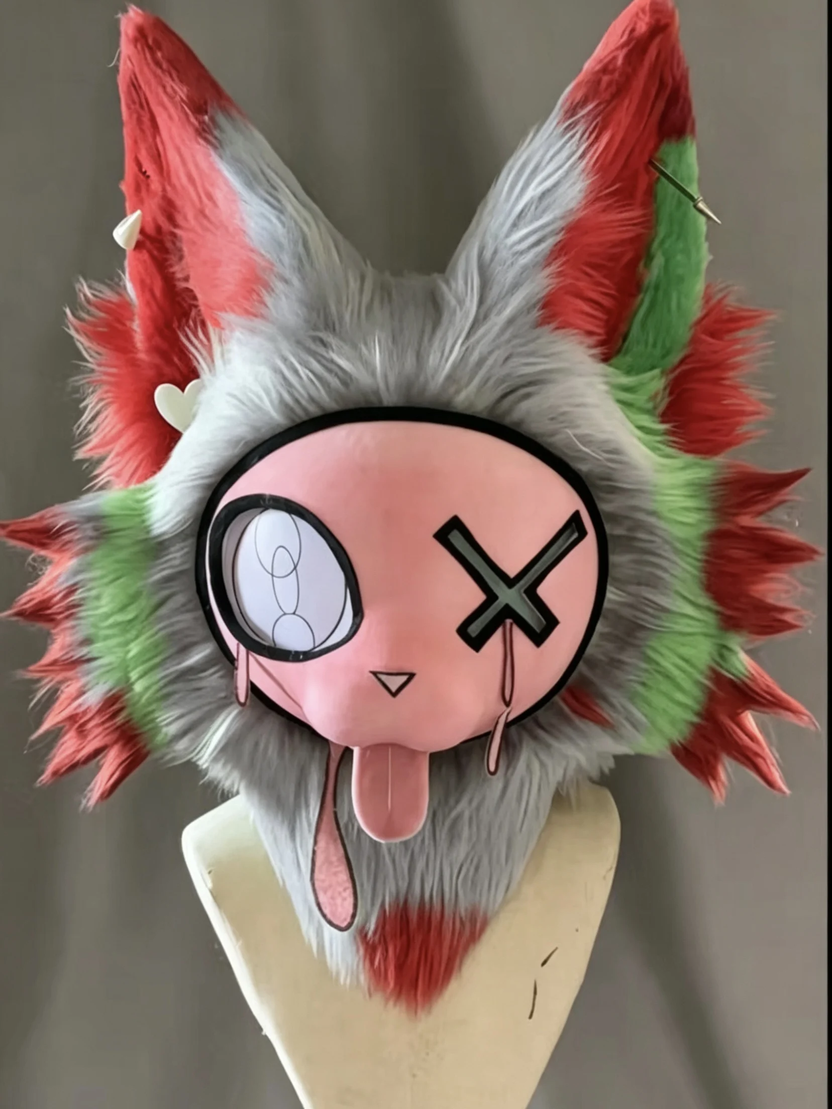 Fur suit, plush husky mascot costume. Adult children wear headgear to disguise themselves as foxes for Halloween role-playing.