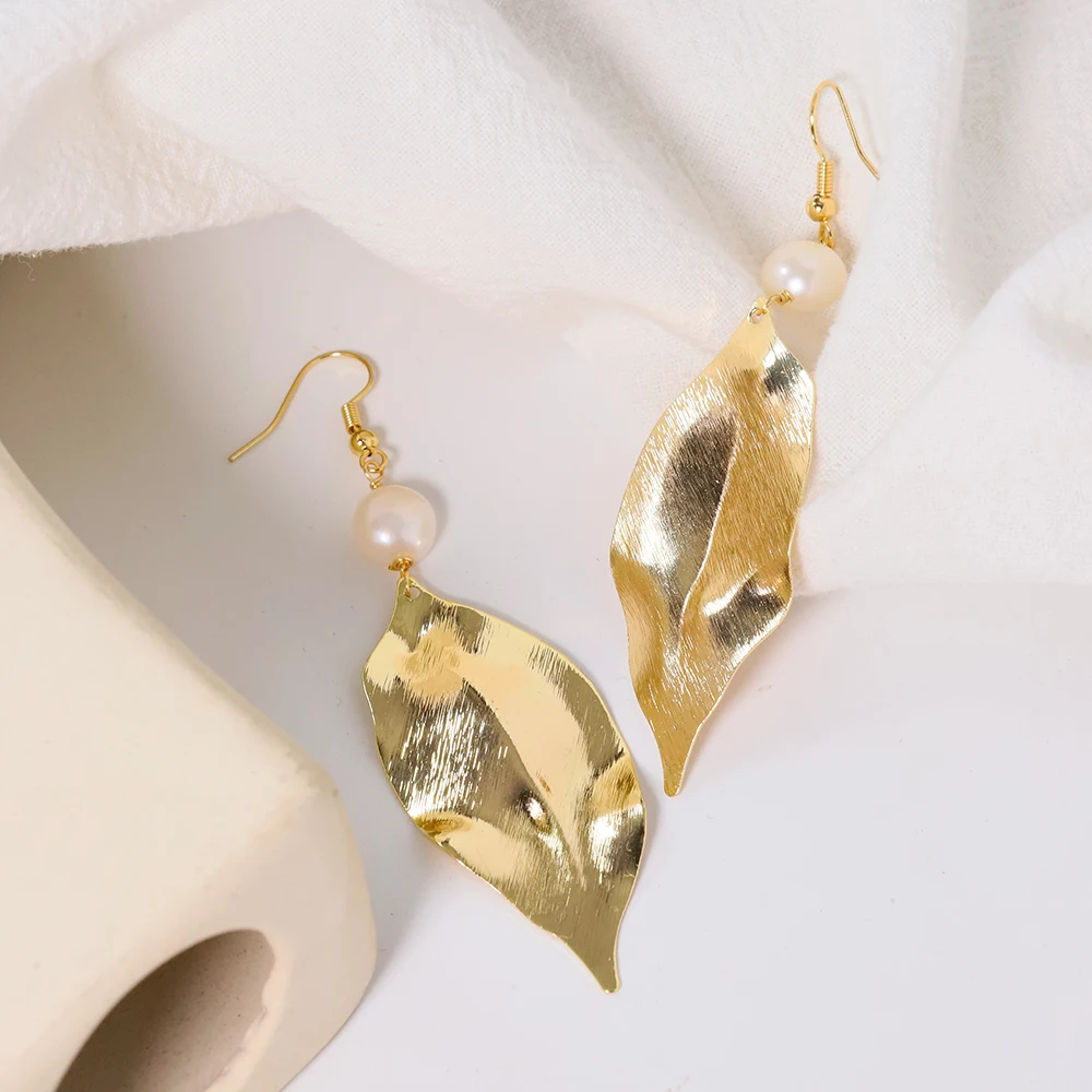 

Natural Freshwater Pearl Gold Leaf Earrings Korean Style Women Luxury Jewelry Fashion Ladies and Girls Gift GE1533