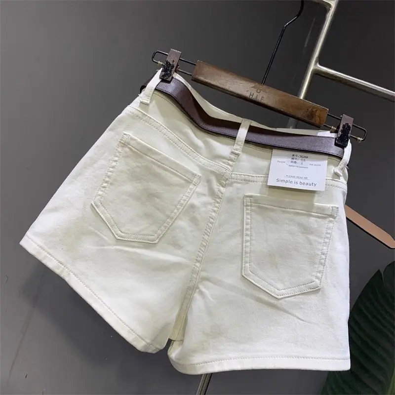 Nowe, proste szorty jeansowe do dojazdów do pracy, uniwersalne, wyszczuplające, w jednolitym kolorze, stylowe i wygodne.