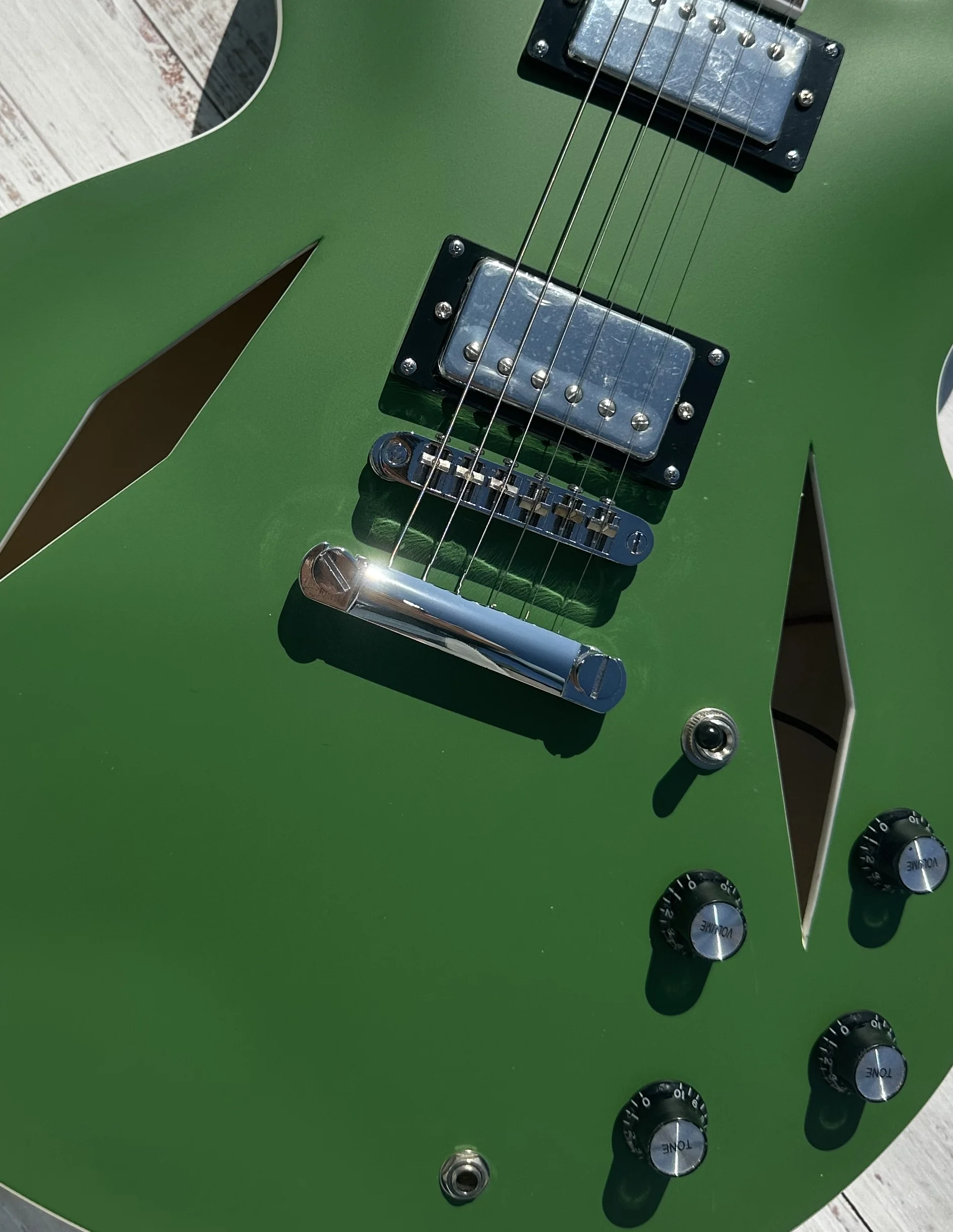 

Full hollow 335, matte green, silver accessory, customized fingerboard, signed, lightning package