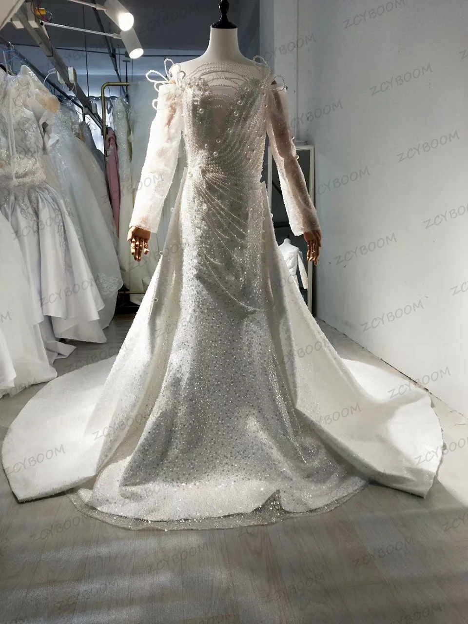 Luksusowe białe suknie ślubne 2 w 1 w stylu syreny z odpinanym trenem, zdobione perłami i koralikami, satynowe suknie ślubne z długimi rękawami dla kobiet, kolekcja 2025.