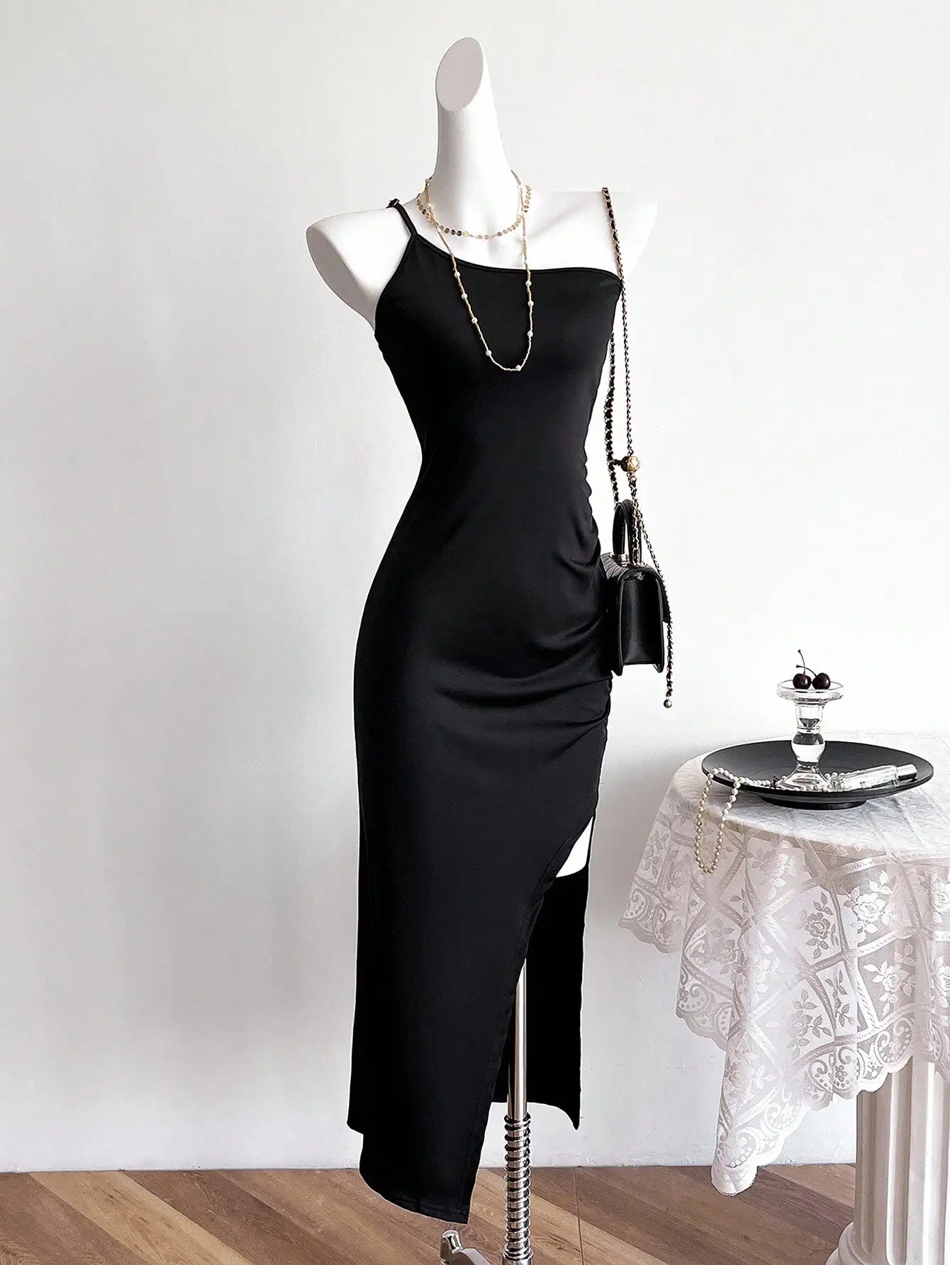 

Черное однотонное платье-футляр без рукавов с боковым разрезом для вечерних мероприятий и повседневной носки