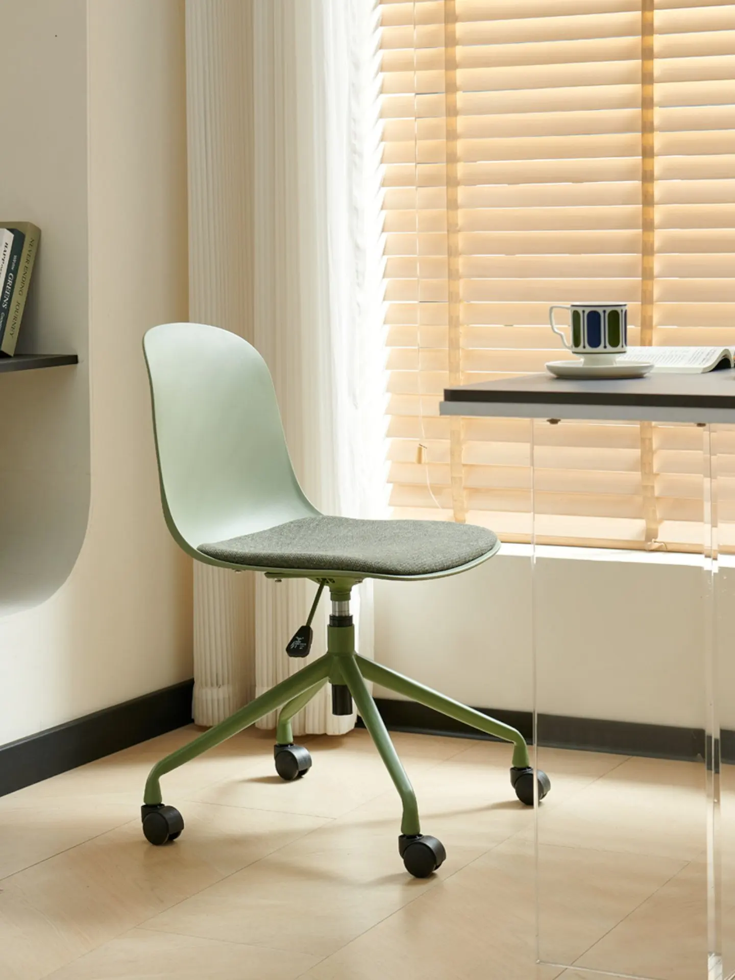 Nordic Minimalist Light Luxury Plastic Ergonomic Swivel Office Chair Backrest Casters Adjustable Staff Conference Home Furniture
