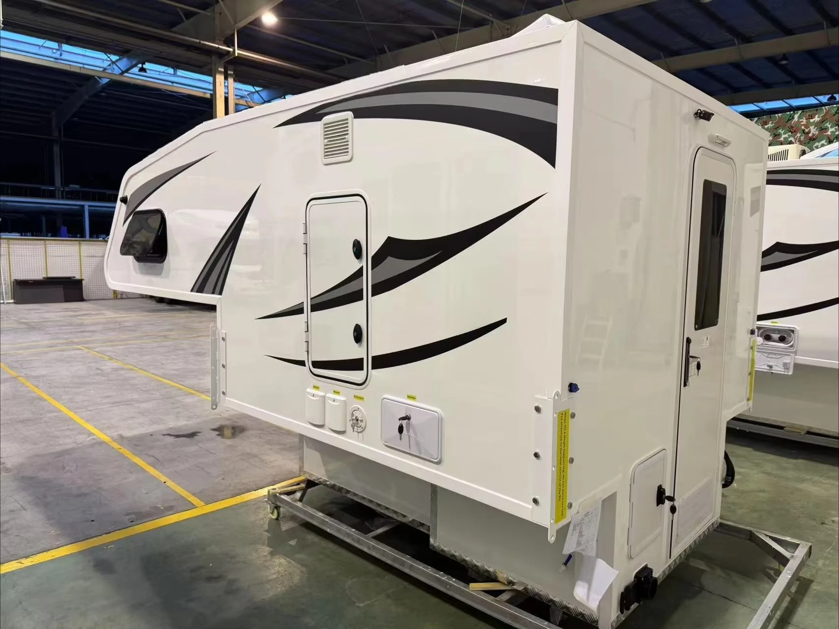 4X4 Slide-In Pick-Up Truck Camper with Foldable Roof Lightweight Overland Trailer Rooftop Awning Tent for Outdoor Camping Travel