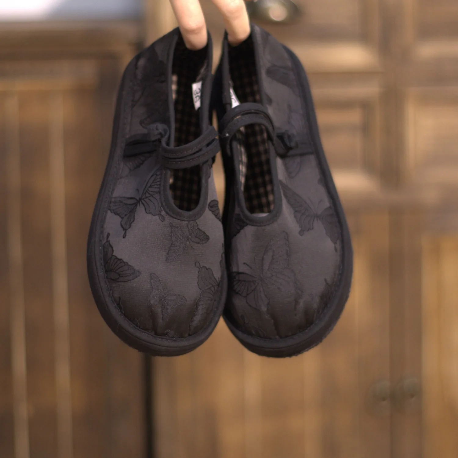 New Chinese single shoes soft sole soft surface comfortable lasagna cloth shoes ethnic style black butterfly buckle women shoes