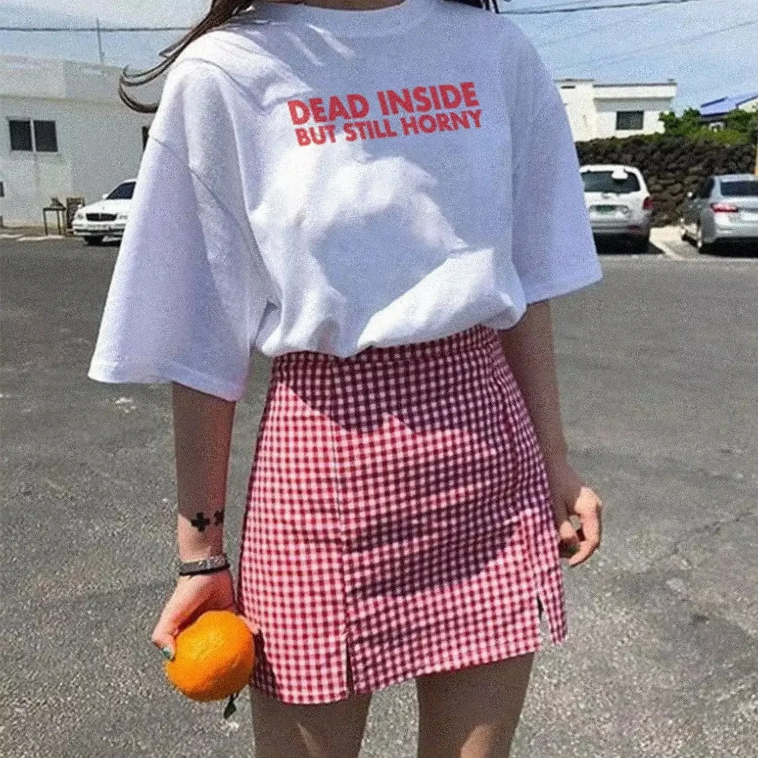 

Футболка Dead Inside But Still Horny с буквенным принтом, забавная повседневная модная футболка унисекс в корейском стиле, уличная одежда, футболки в стиле хип-хоп, рэп