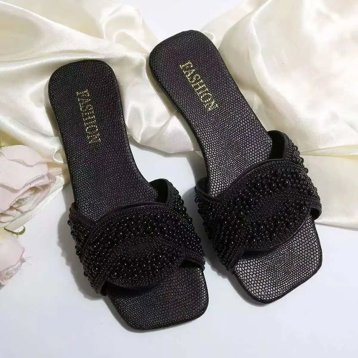 

2026 Summer fashion flat rhinestone slippers with square toe casual comfortable lightweight and stylish beach sandals