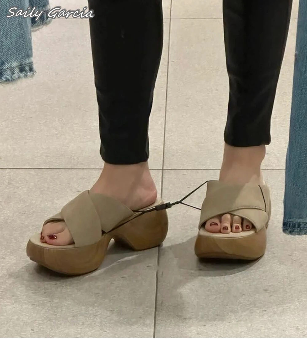 Suede sandal pantai kasual, sandal hak kayu aneh tali silang musim semi baru 2024