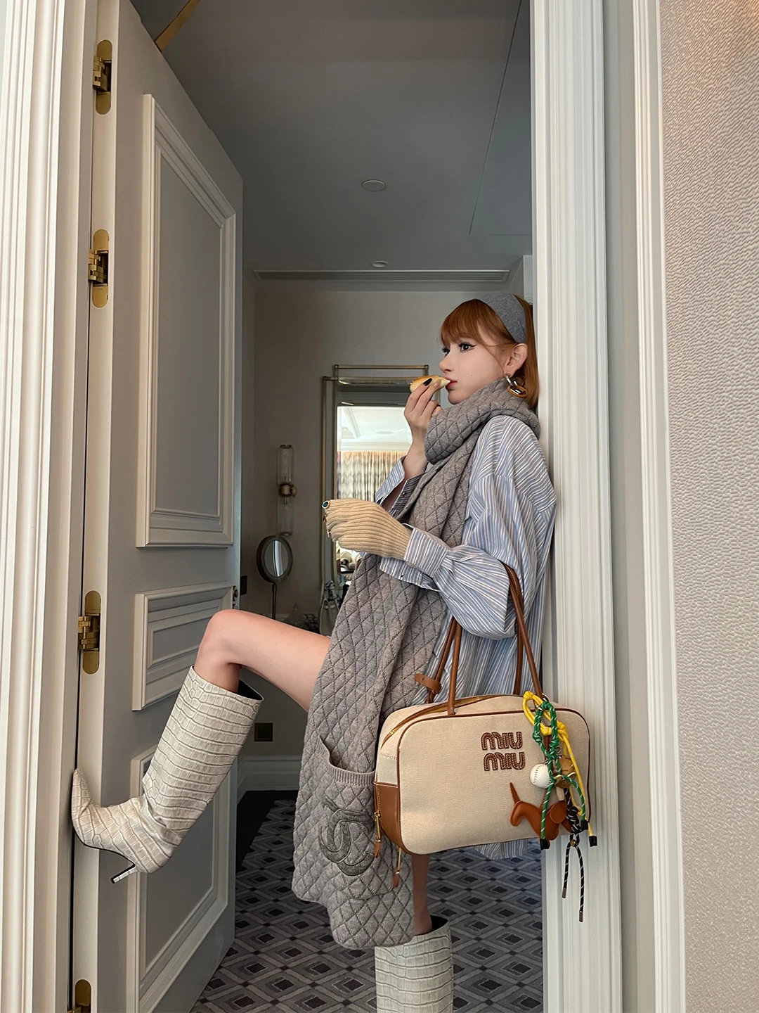 

ChiclyNana Luxury Lazy Sle Blue Striped Women's Long Sve irt One Button Loose Retro Top Polyester Fiber V-Ne Straigh...