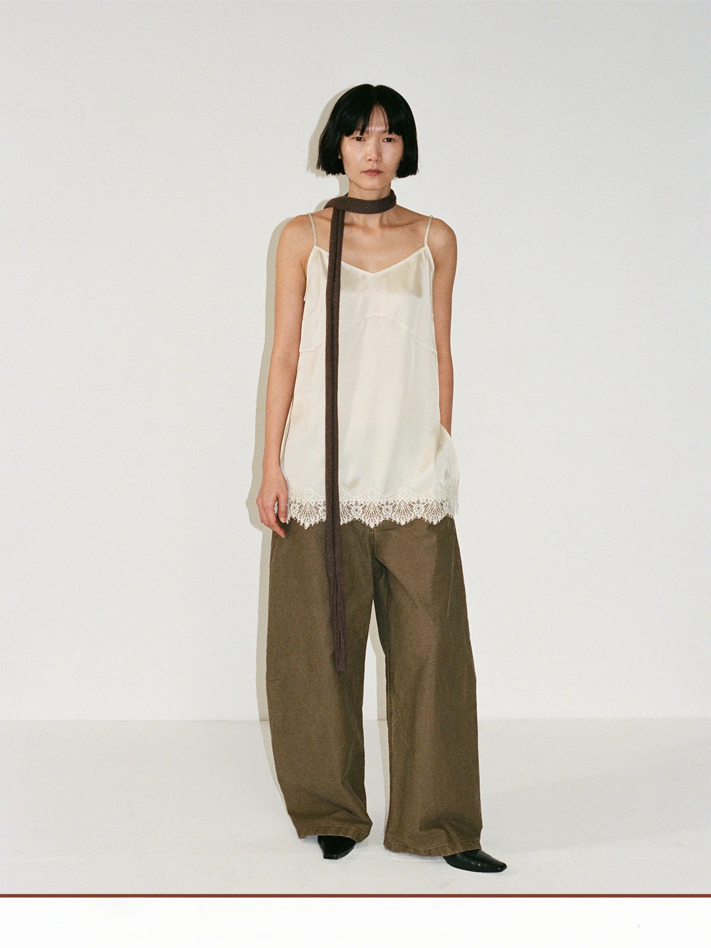 

Весна 2026: Женский простой топ на бретельках с кружевной отделкой из медного аммиачного кружева, для носки как однослойный или многослойный, модель Randiece26