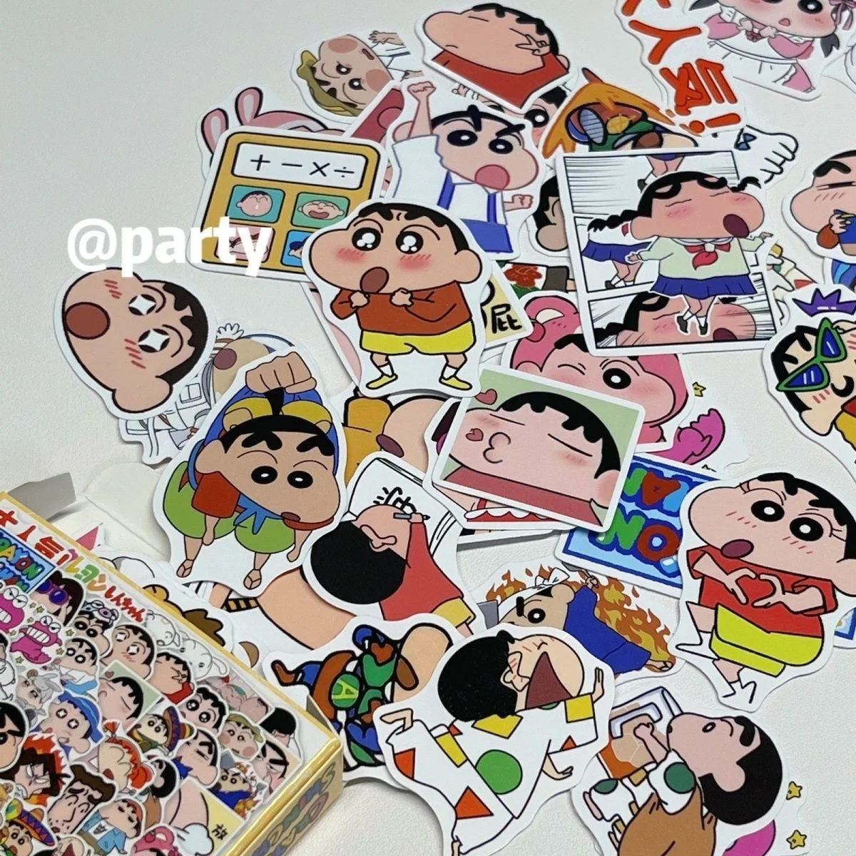 Crayon Shin-chan pegatinas bonitas de dibujos animados, juguete de periferia Kawaii, adorno para maletero, cuaderno, Cuenta de mano, decoración