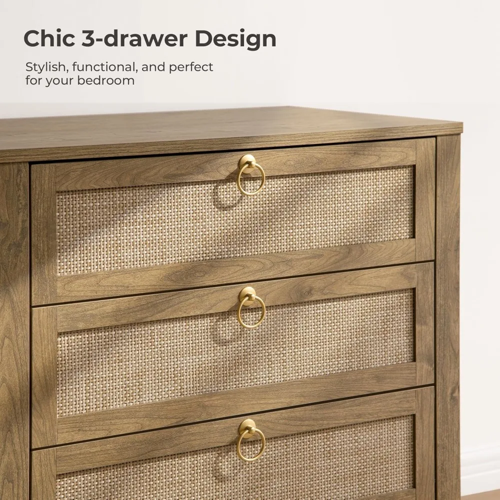 大きな籐製ナイトスタンド、3つの引き出しと金色の取っ手付き、高さ26.7インチ