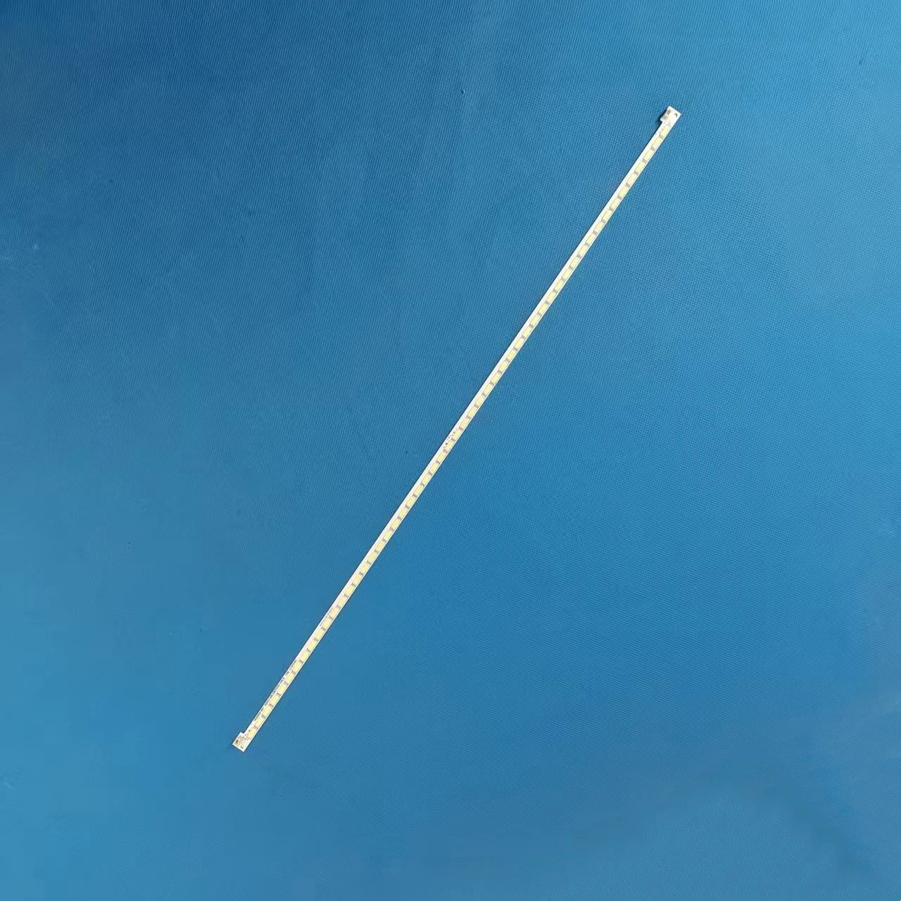 

Светодиодная лента подсветки с 54 светодиодами для телевизора Hisense 40 дюймов LED40K360JD RSAG7.820.5057 SSY-1125050 HE400GF-B31 40k360MN 40K366W