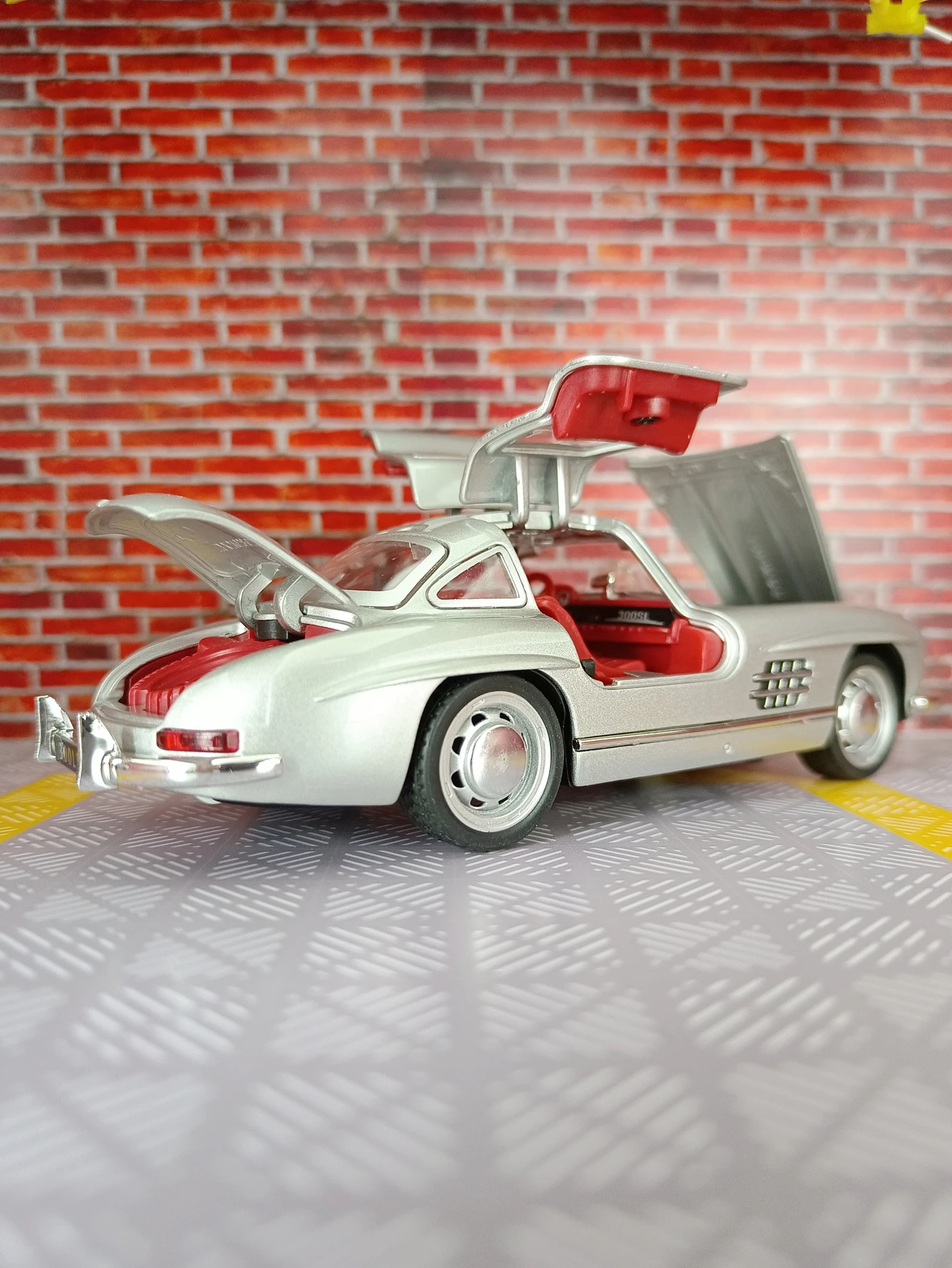 

Классическая ностальгическая модель автомобиля Mercedes-Benz 300SL 1:32, имеет имитирующие функции звука и освещения, тонкое качество изготовления.