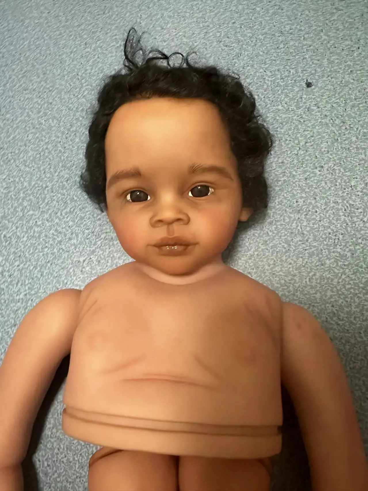 Maßgeschneiderte limitierte Versorgung 29 Zoll wiedergeborene Babypuppe Meili dunkle Haut afrikanischer Junge mit handgewurzelten Haaren mit Stoffkörper