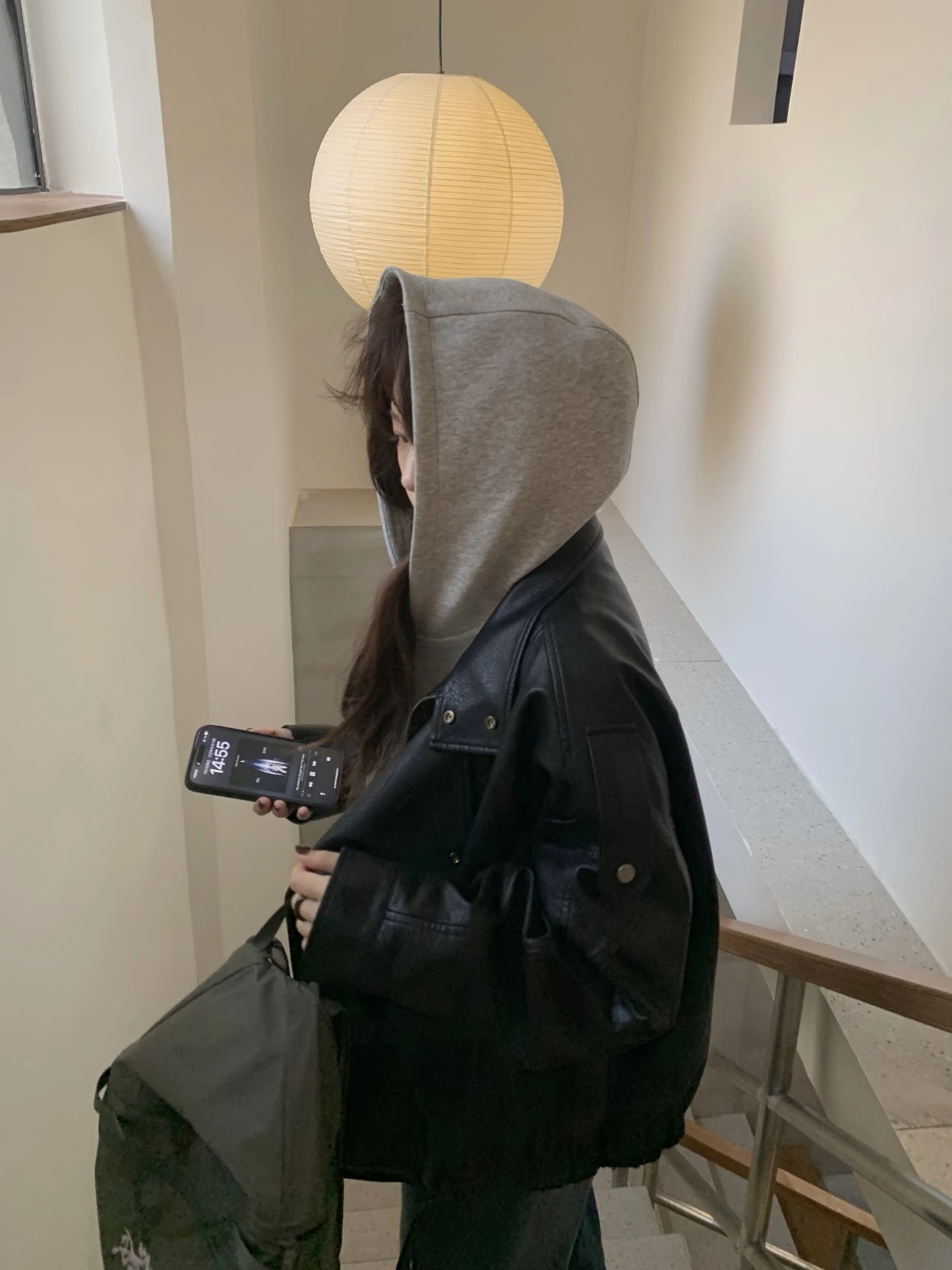 Jaqueta Feminina de Couro PU OOOINKK para Motociclistas, Moda Primavera, Manga Longa, Gola Alta, Bainha Assimétrica, Elástico na Barra