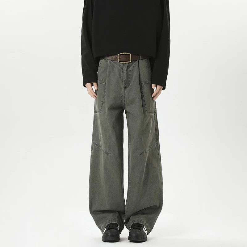 

Мужские минималистичные джинсы карго с широкими штанинами — потертый деним, функциональные карманы и металлические пуговицы, стильные для повседневной носки в городе и на каждый день