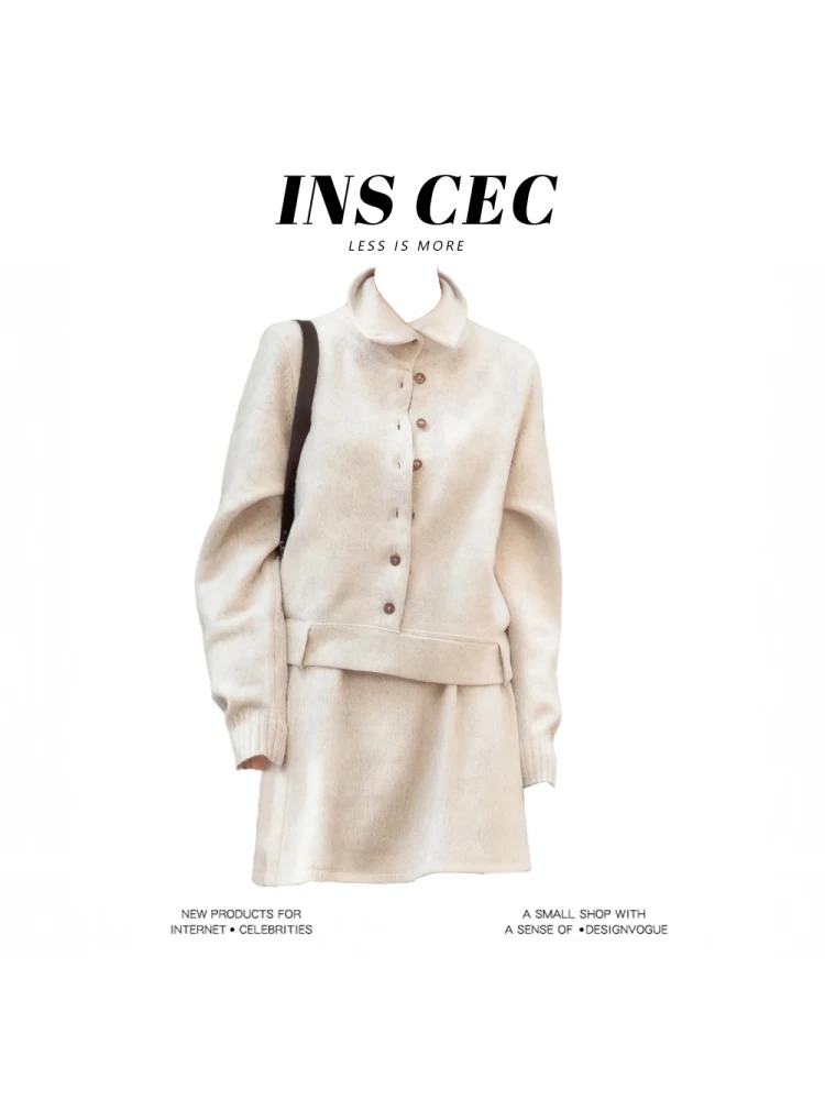 

Комплект Parkyeon: вязаный кардиган с высоким воротником на одной пуговице и короткая юбка. Модный элегантный стиль. Новинка осенне-зимнего сезона. Теплый.